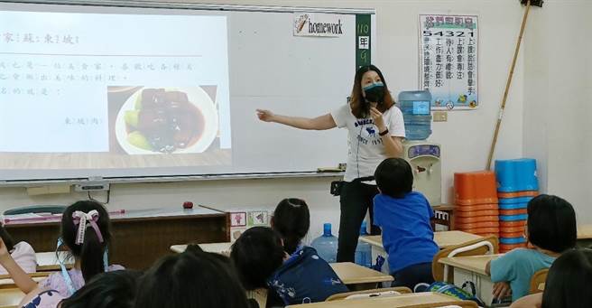 高雄巿华艺附小低年级学生的作品从苏东坡的拿手菜「东坡肉」，发展出饮食文化课程。（校方提供）