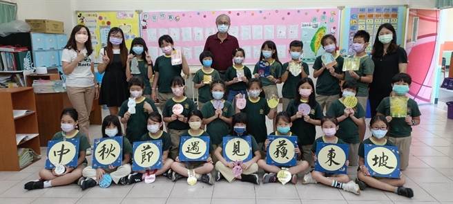 高雄巿华艺附小中年级学生领略苏东坡的字体之美，制作中秋诗词的书籤。（校方提供）