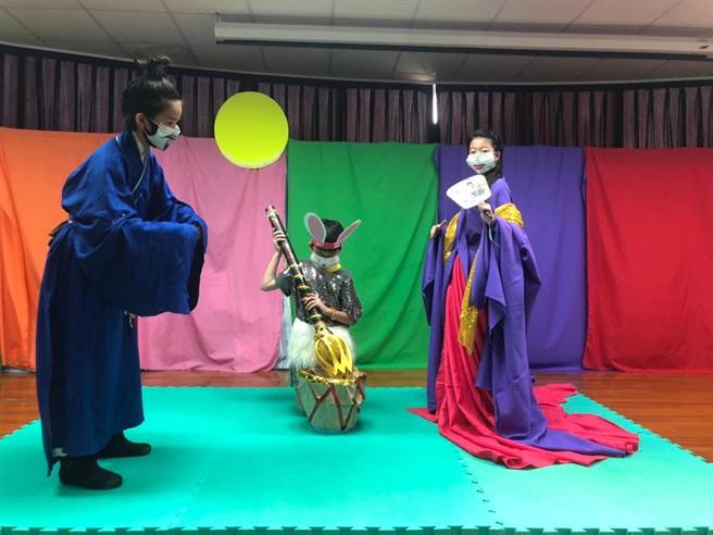 高雄巿华艺附小高年级学生演绎苏东坡与嫦娥相约到月亮上面，与玉兔一同捣药的有趣情景。（校方提供）