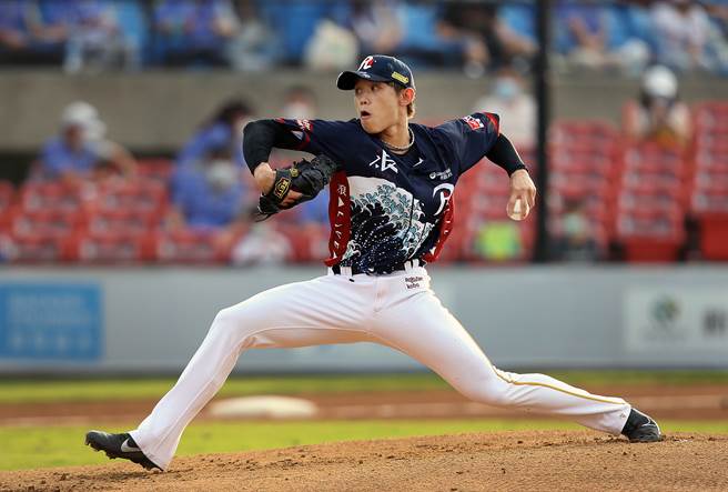 乐天桃猿先发投手陈冠宇连4场先发都挨轰。（范扬光摄）