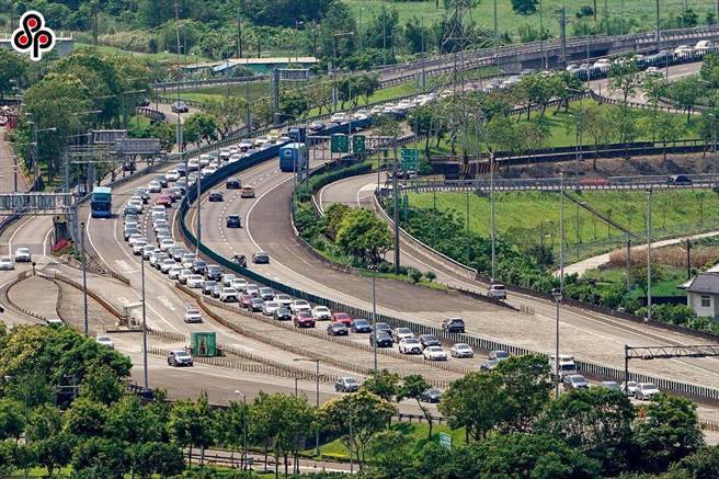 由於疫情舒緩，中秋連假首日，國道與各景點也出現大量的人潮、車潮，國道多個路段出現壅塞情形。(圖／本報資料照)