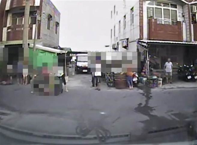 救护车抵达现场时，先一步抵达的员警正在为小男童CPR。（嘉义县消防局提供∕吕妍庭嘉义传真）
