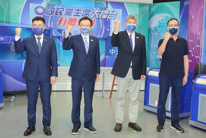 中天新闻18日邀请4位候选人江启臣（如图）、卓伯源、张亚中、朱立伦参加唯一的网路直播辩论会《国民党主席大擂台-有胆来辩》，4人在开始前合影。（张铠乙摄）
