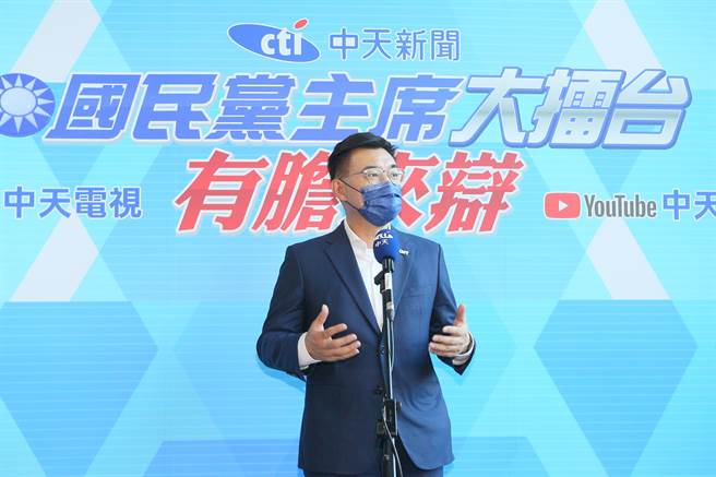 国民党主席选举投票将于25日举行，中天新闻18日邀请4位候选人江启臣（如图）、卓伯源、张亚中、朱立伦参加唯一的网路直播辩论会《国民党主席大擂台-有胆来辩》，江受访表示，民进党执政下扼杀言论自由跟新闻自由，今日回到被民进党扼杀关台的中天新闻有感而发，台湾民主言论自由，怎么在号称民主进步的民进党执政下，竟然倒退到如此地步。（张铠乙摄）