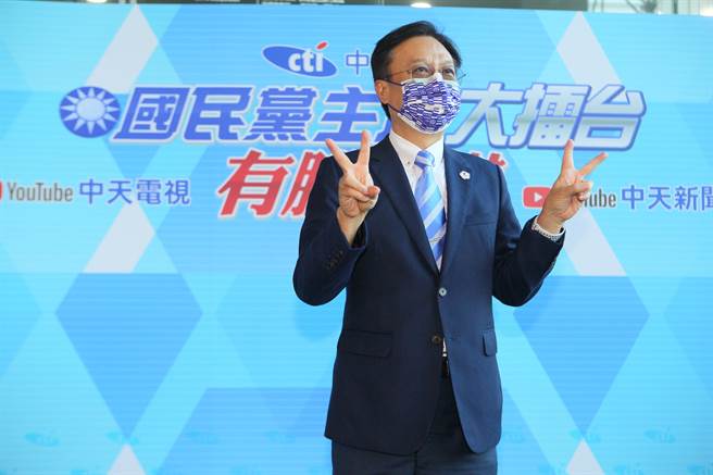 国民党主席选举投票将于25日举行，中天新闻18日邀请4位候选人江启臣、卓伯源（如图）、张亚中、朱立伦参加唯一的网路直播辩论会《国民党主席大擂台-有胆来辩》，卓受访表示，很遗憾这场选举的纷纷扰扰对国民党形象造成伤害，他从选举开始就不攻击任何一个参选同志，他的参选不是为了取代或打败哪个人，他是要团结国民党打赢选战。（张铠乙摄）