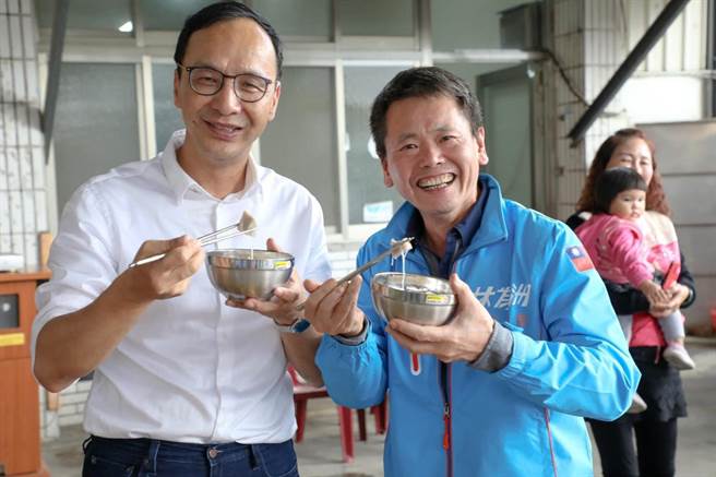 林为洲在脸书贴出与朱立伦一起吃芋头米粉的照片。(图/撷自脸书)