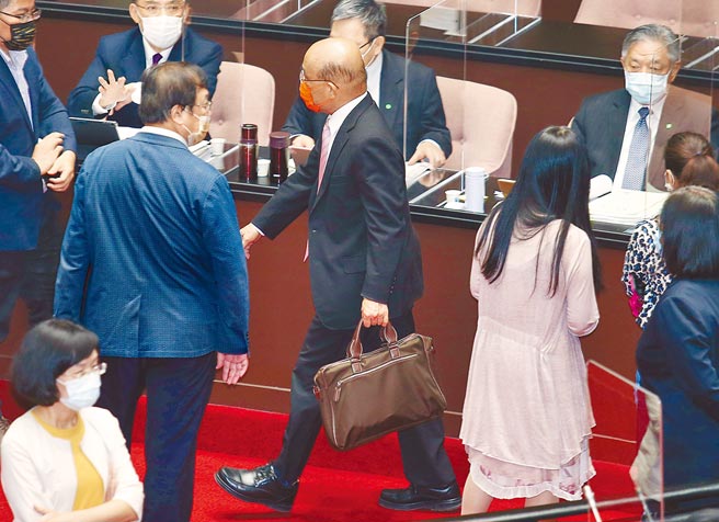 行政院長蘇貞昌17日前往立法院專案報告國籍航空機組員隔離「3＋11」決策過程，遭遇國民黨立委舉標語並撕碎報告抗議，蘇拎起公事包離開議場。（姚志平攝）