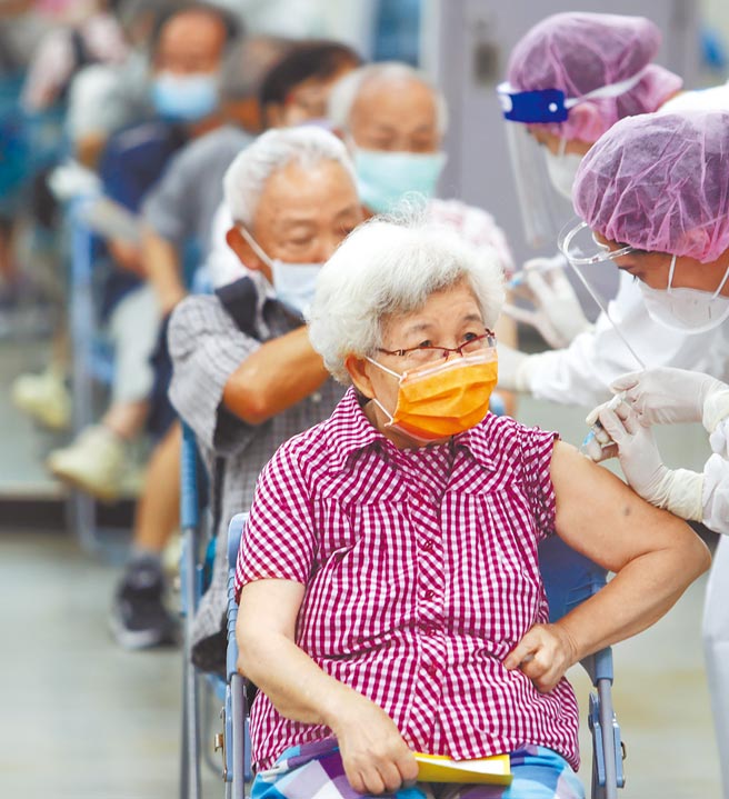 第8轮AZ疫苗持续施打，对象包含准备施打第二剂AZ的民眾及准备施打第一剂AZ的18岁至22岁族群，17日位于台北田径场接种站有不少长辈前来施打疫苗。（季志翔摄）