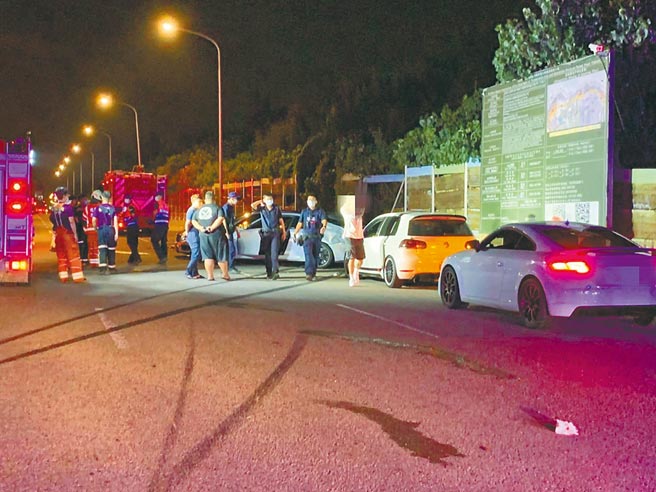 桃園市沿海17日凌晨發生2死3傷嚴重車禍，疑為競速失控撞死路邊車友，地上留有多道很深的煞車痕。（翻攝畫面／陳夢茹桃園傳真）