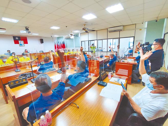 溪州乡公所预计发放千元关怀礼金，但公所在代表会尚未通过该案时走漏风声，引发代表不满，17日临时会代表们齐炮轰，直指公所行为就像「刀子架在脖子上」，这样代表们哪敢不通过。（吴建辉摄）