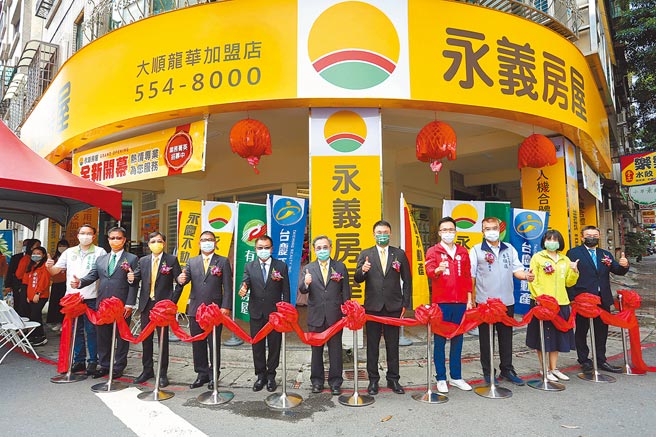 永義房屋-人機合體現代新仲介，全台首店高雄盛大開幕，在集團資源挹注下，半個月業績突破400萬元大關。（永慶房產集團提供）