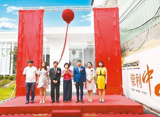 崇利建设董事长杨灿煌全家强调「家庭」的重要性，家和万事兴更是他们所奉行的信念。（创意家提供）