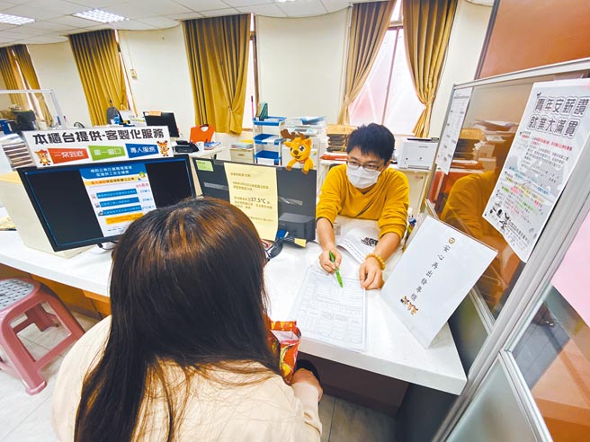 桃園市勞動局就業中心設有「安心再出發」專櫃，民眾可臨櫃洽詢。（桃園市勞動局提供／陳夢茹桃園傳真）