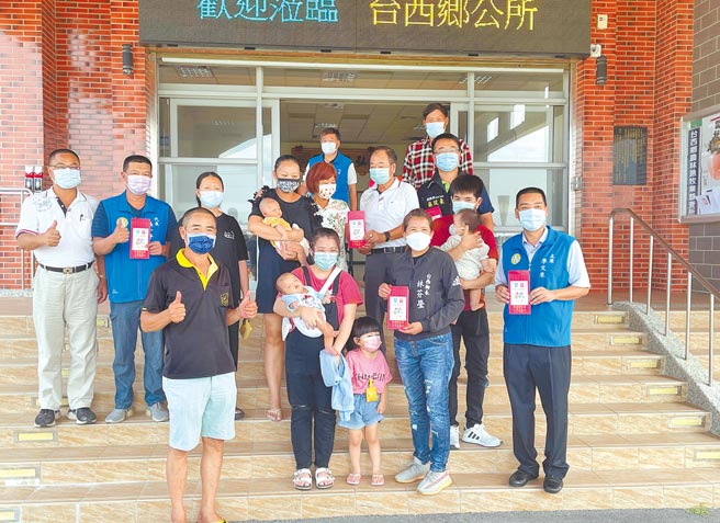 云林县台西乡公所提案、乡代会通过每名新生儿发放1万元新生儿礼金，追溯至今年1月1日。（周丽兰摄）
