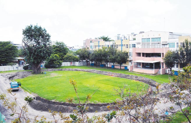 屏东市建国国小操场改建预计11月完工，将迎接暌违20余年首次校庆接力赛。（林和生摄）