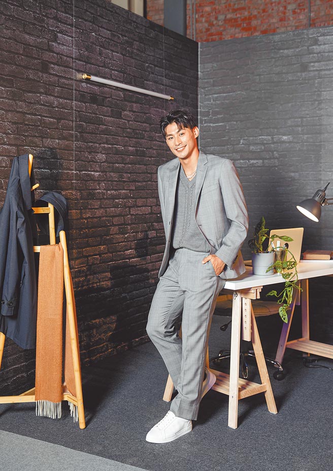 柔道男神楊勇緯擔任Carnival嘉裕2021秋冬系列的全新代言人；淺灰格紋成套西裝，1萬9880元、灰色麻花針織背心，3880元。（Carnival嘉裕提供）