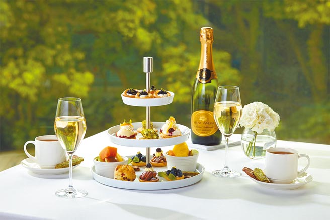 诚品行旅The Chapter Cafe推出「维纳斯 微醺花园双人下午茶」，点心包含顶级鱼子酱、乳酪女王及手工酥饼、气泡酒。（诚品行旅提供）★喝酒不开车，饮酒过量，有碍健康！