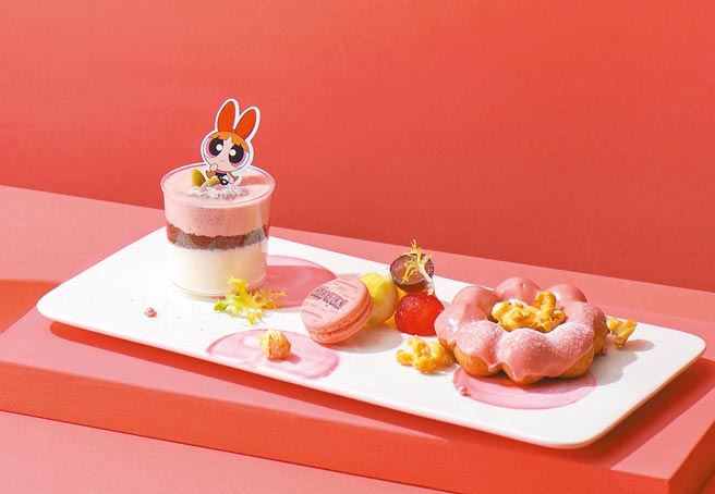 花花的「粉红莓好盘」围绕着草莓巧克力慕斯、马卡龙及草莓Q堤甜甜圈。（和逸饭店台南馆提供）