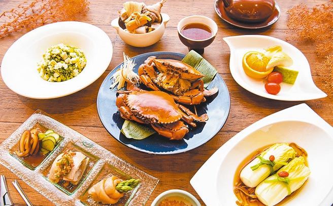 青雅中餐廳「秋蟹雙人套餐」正是秋季當令海鮮，「清蒸紅蟳」滿滿海味擄獲饕客的胃。（台北新板希爾頓酒店提供）