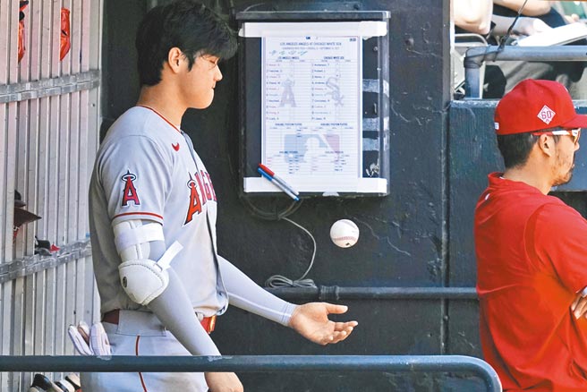 大谷翔平因為右手痠痛，本季會否再次登板畫下問號。（美聯社）