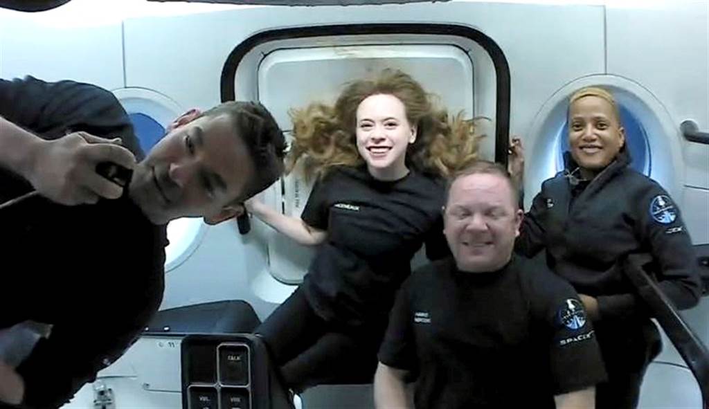 SpaceX首次执行全素人太空旅行。图为17日4名平民太空人在太空的画面。图左依序为艾萨克曼、阿索诺、森布罗斯基及普罗克特。（图／路透社、SpaceX）(photo:ChinaTimes)