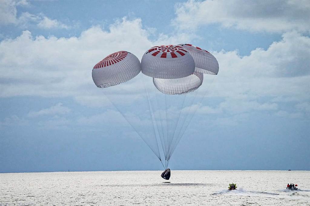 SpaceX首次执行全素人太空旅行。图为18日太空船「溅落」佛州海面的画面。（图／路透社、SpaceX）(photo:ChinaTimes)