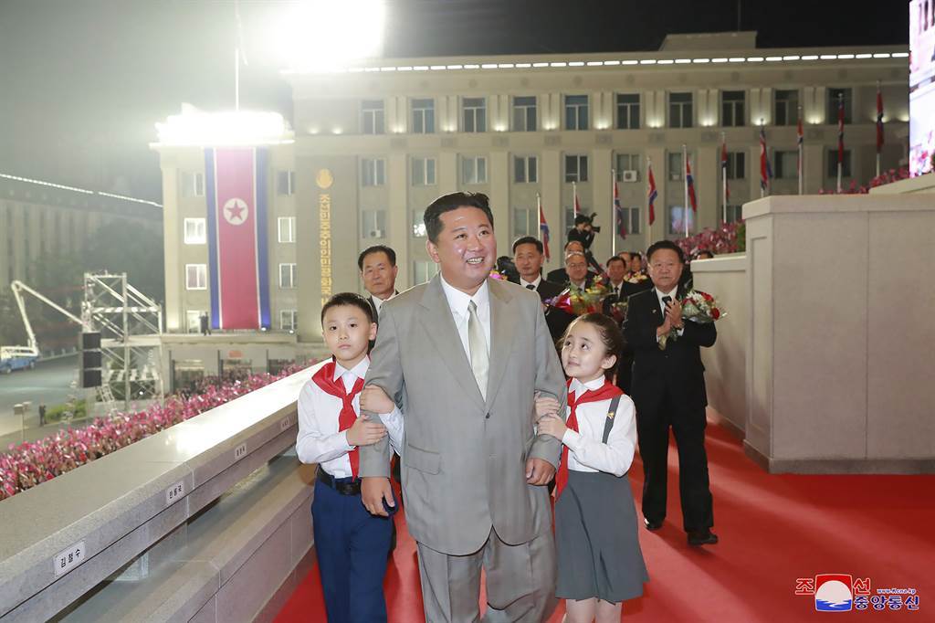 北韩最高领导人金正恩日前出席国庆阅兵的身影，疑似过于消瘦，引发替身说的传闻。（图／路透）(photo:ChinaTimes)