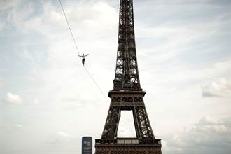 從艾菲爾鐵塔起步 法國走繩好手懸空橫越600公尺