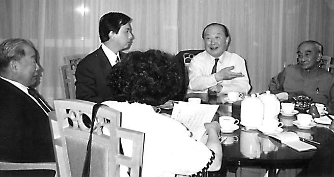 1991年6月16日前總統府秘書室主任蘇志誠（左二），鄭淑敏（背對鏡頭）在香港香格里拉酒店與大陸對台重要決策人士汪道涵（右二）前中共中央台辦主任楊斯德（左一）及南懷瑾（右一）開秘書談判。（魏承思提供）