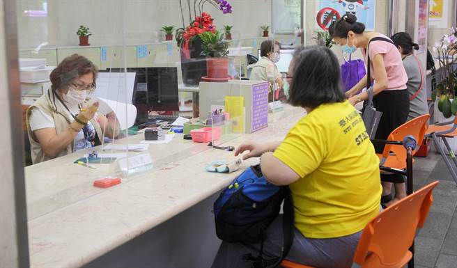 台湾人常把「不好意思」挂嘴边，对此有网友认为太软弱自卑，引发热议。(示意图／张铠乙摄)