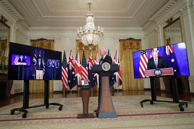 美國、英國和澳洲宣布成立名為AUKUS的三方合作聯盟，法國憤怒召回駐澳洲大使。(圖/路透社)
