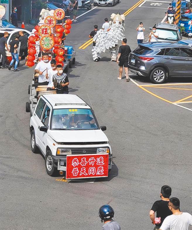 15日下午竹東警分局前出現1組白獅陣及蜈蚣鼓隊擺出陣頭，「恭賀」前分局長江建忠榮調。（民眾提供／羅浚濱新竹傳真）