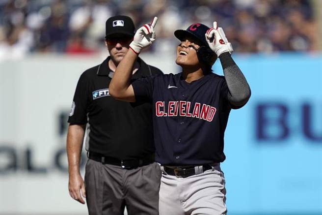 印地安人張育成對洋基擊出兩分打點的二壘打。（美聯社）