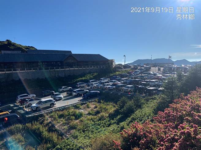 合欢山公路沿线停车场一早就车潮塞爆。（记者爆料网提供／冯惠宜台中传真）