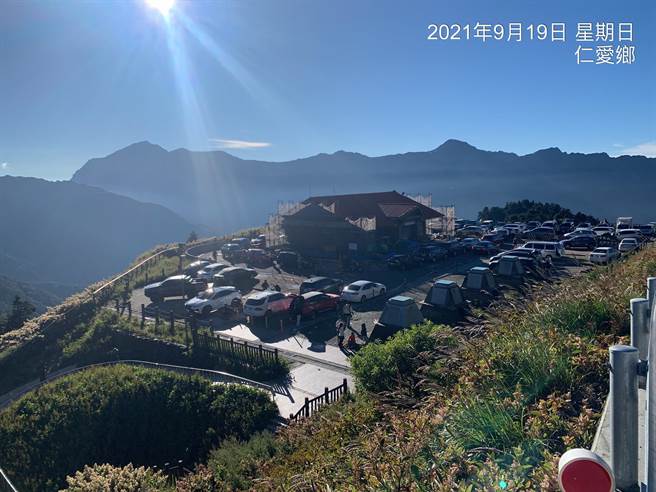 合欢山公路沿线停车场一早就车潮塞爆。（记者爆料网提供／冯惠宜台中传真）