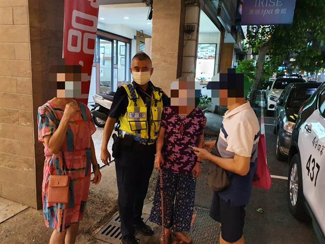 老妪儿女找到母亲，终于放下心中的大石。（警方提供）