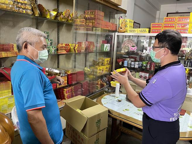 消防局已全面加强查核辖内金香铺、卖场等爆竹烟火贩卖场所。（台中市政府提供）