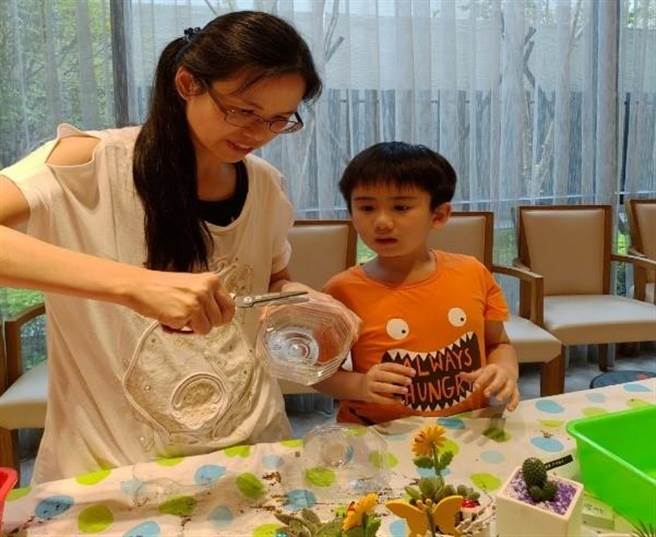 「大誠雲杉社區」辦理廢棄資收物再利用DIY教學。（台中市政府提供）