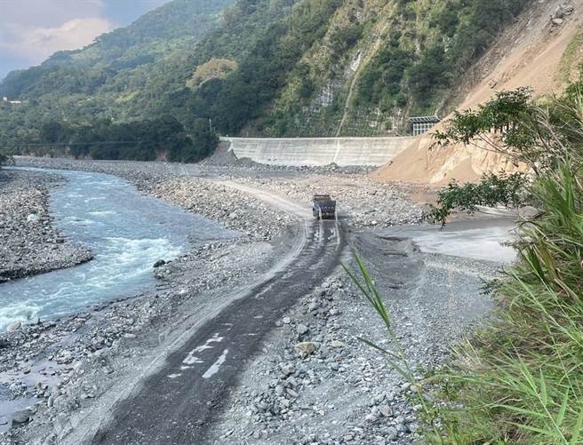 南横公路100k＋400梅兰明隧道东洞口路段于9月13日发生上边坡无预警土石崩塌，造成交通中断。交通部公路总局第三区养护工程处将于19日中午12时打通溪底便道，方便民眾中秋返乡。（三工处提供／林瑞益高雄传真）