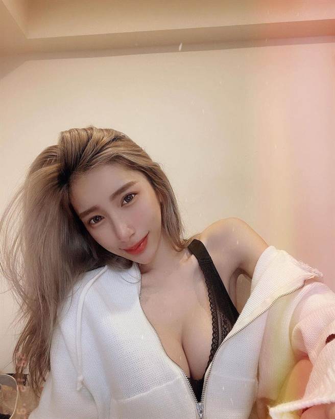 正妹「萧晴」解放 F 级身材！晒辣照发文：没什么优点，确实比妳「胸」一点  （图片／JKF提供）