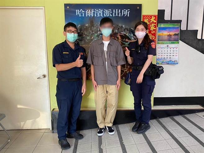 高市男大生欲從高雄返台中過中秋佳節，搭公車掉落手機，警方協助找回手機又解決高鐵退票時間的燃眉之急。（翻攝照片／石秀華高雄傳真）