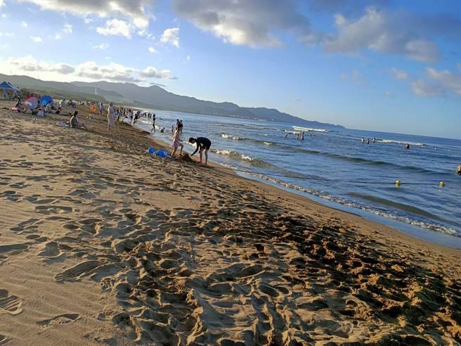 客運好忙！連假第2天，公路總局預估8景區將塞爆，圖為福隆。(簡立欣攝)