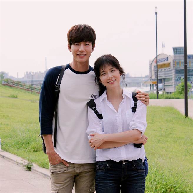 朴海镇与李宝英饰演双胞胎。（中天娱乐台提供）