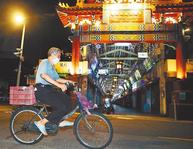 圖為5月中時疫情爆發，萬華華西街夜市宛如空城。（資料照／陳怡誠攝）