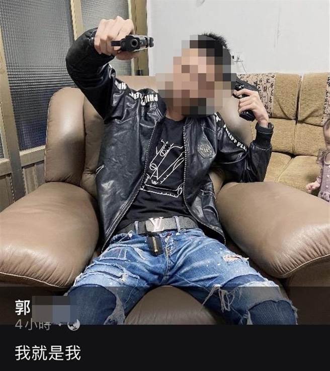 郭男除了脸书上张贴呛声输赢的讯息，还PO上多张炫枪的照片。（读者提供／张毓翎台南传真）