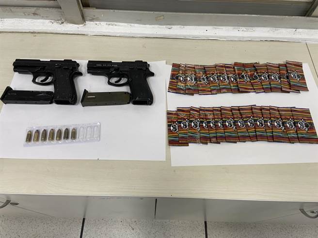 警方查扣2枝改造手枪、7颗子弹及27包含有第二级毒品安非他命成分的毒品咖啡包等赃证物。（读者提供／张毓翎台南传真）