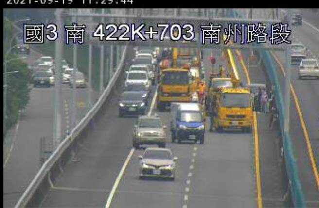 国3南向422.4公里、过崁顶交流道处，发生6车连环撞车祸，造成车流回堵。（截自国道即时影像）