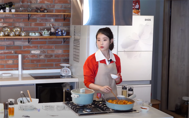 [梦色厨师U] 出道13周年纪念生日奖 Ep.1 | 海带汤+辣炒猪肉（图／YT@이지금 [IU Official]）