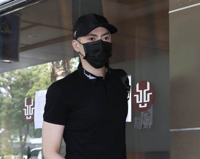 王凱靈堂弔唁龍劭華。（陳俊吉攝）