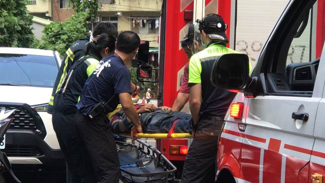 男子头部有外伤，所幸意识清楚，送往基隆长庚医院救治。（陈彩玲摄）